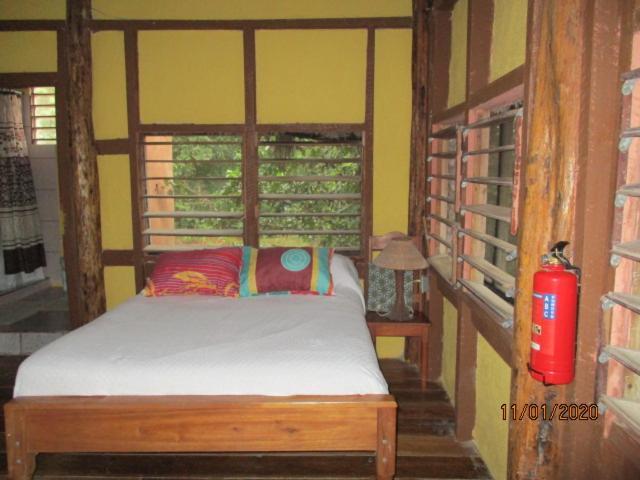 Cerros Beach Inn Корозал Екстериор снимка