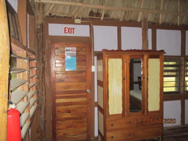 Cerros Beach Inn Корозал Екстериор снимка